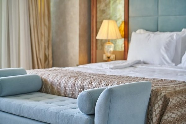 Vous recherchez une expérience exclusive de luxe à Aix Les Bains ? Découvrez l’Hôtel L’Incomparable by Les Etincelles.